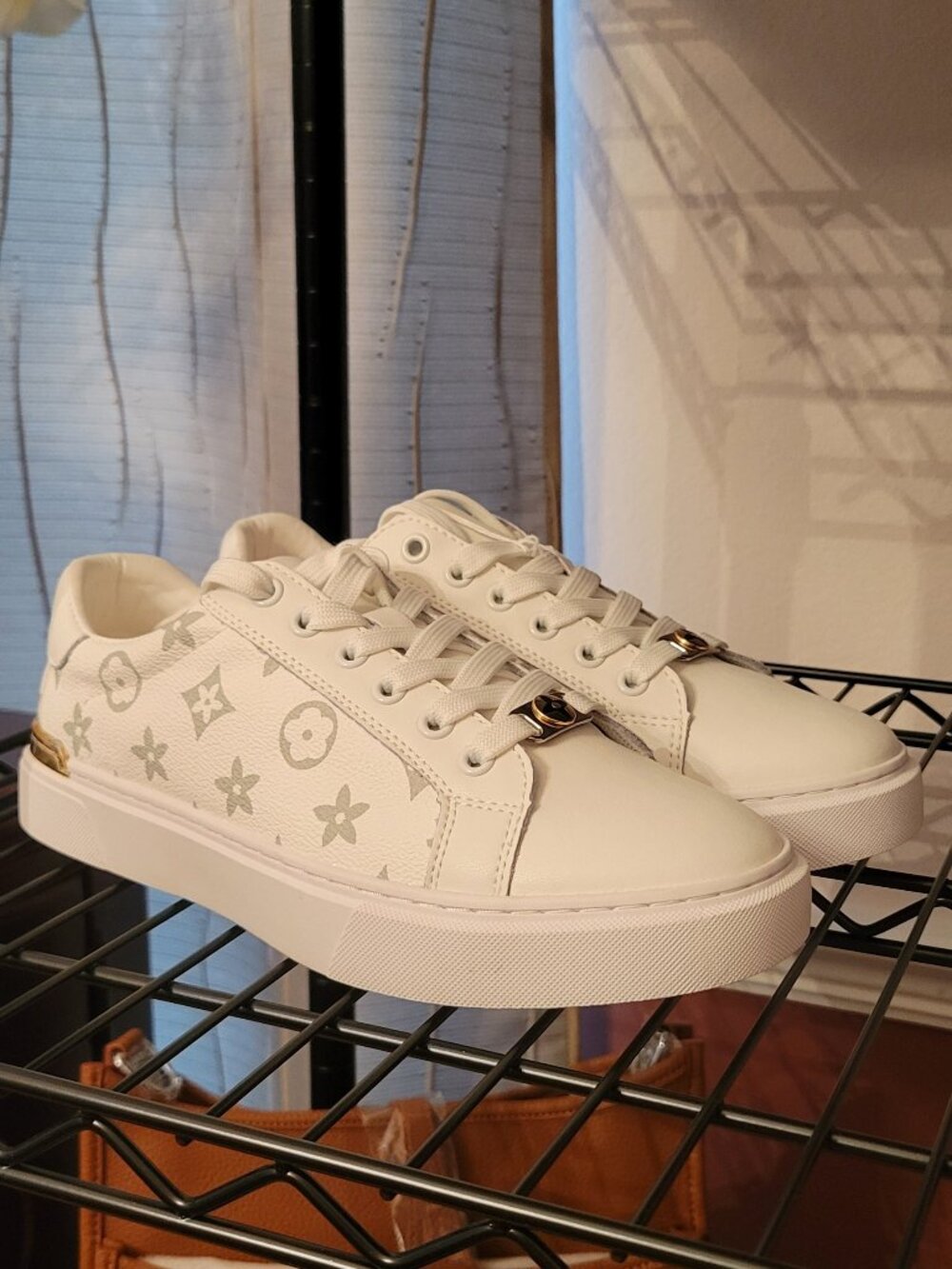**Very cute white w/flowers ladies sneakers.  No brand  size 9
